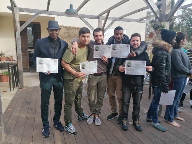 Groupe tenant les certificats reçus à la fin du cours de design en permaculture