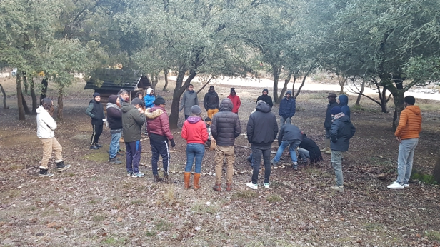 Participants utilisant un niveau égyptien lors d’un exercice de terrain